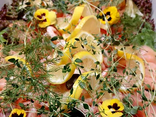 Räkor med citron, dill och dekorationsblommor på